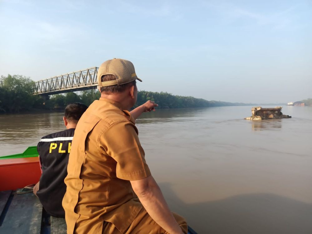 Jembatan P.6 Lalan Ambruk Ditabrak Tongkang, Ada Warga Diduga Hilang