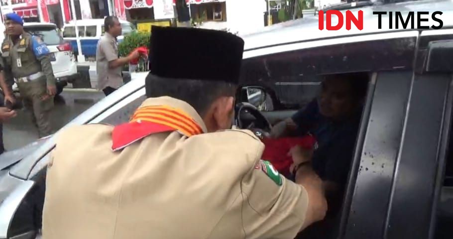 Wali Kota Balikpapan Bagi 7 Ribu Bendera Merah Putih untuk HUT RI