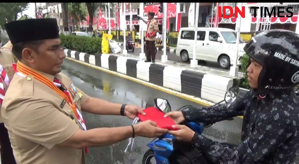 Wali Kota Balikpapan Bagi 7 Ribu Bendera Merah Putih untuk HUT RI