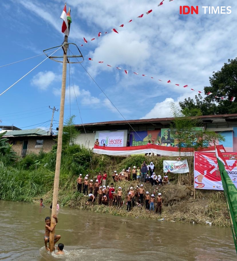 Melihat Tradisi Warga Kampung Aur Upacara 17 Agustus di Dalam Sungai