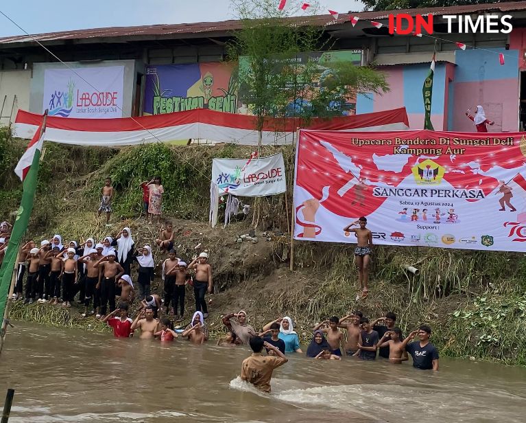 Melihat Tradisi Warga Kampung Aur Upacara 17 Agustus di Dalam Sungai