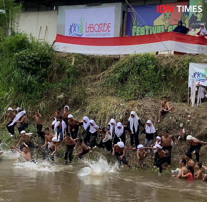 Melihat Tradisi Warga Kampung Aur Upacara 17 Agustus di Dalam Sungai