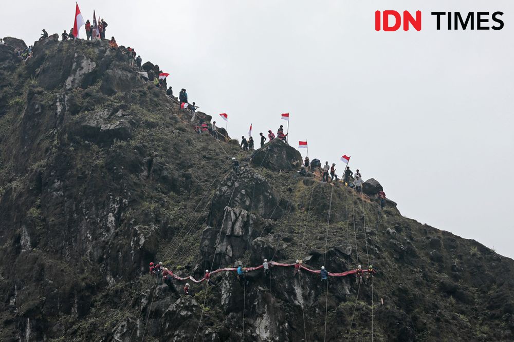 Meriahnya Perayaan Hari Kemerdekaan RI di Puncak Gunung Sibayak