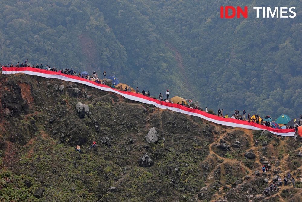 Meriahnya Perayaan Hari Kemerdekaan RI di Puncak Gunung Sibayak