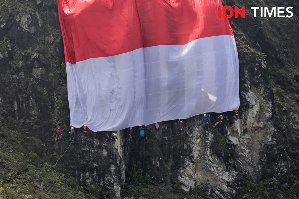 Meriahnya Perayaan Hari Kemerdekaan RI di Puncak Gunung Sibayak