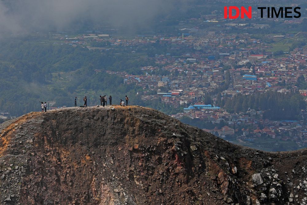 Meriahnya Perayaan Hari Kemerdekaan RI di Puncak Gunung Sibayak