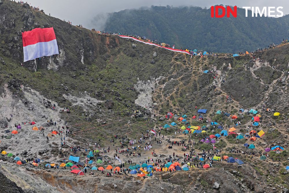 Meriahnya Perayaan Hari Kemerdekaan RI di Puncak Gunung Sibayak