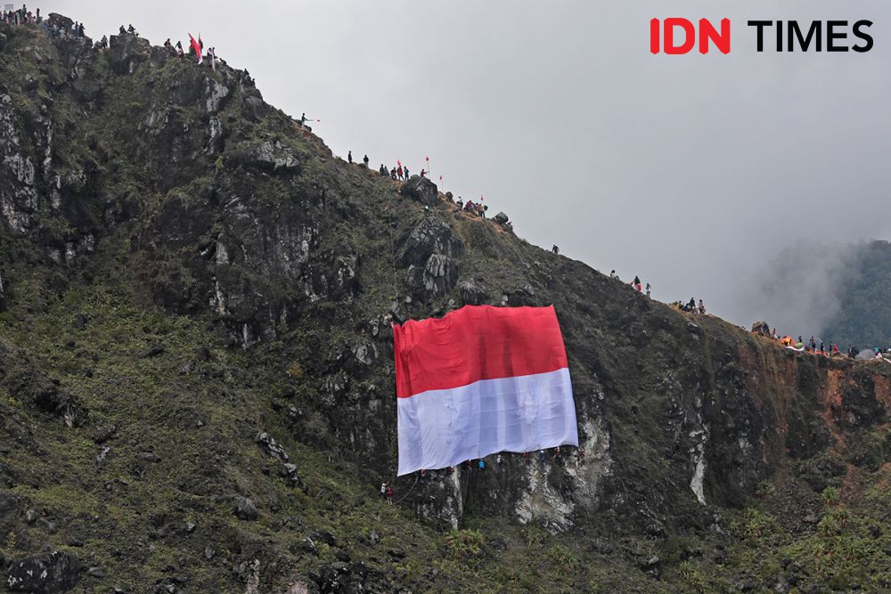 Meriahnya Perayaan Hari Kemerdekaan RI di Puncak Gunung Sibayak