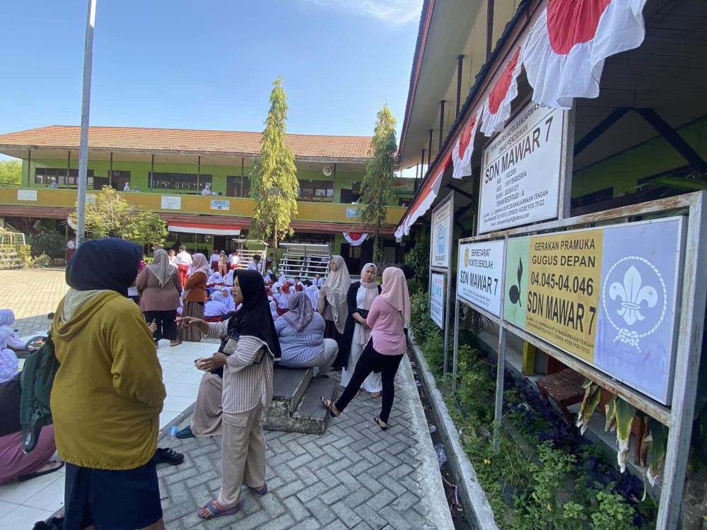 Ruang Kelas Ambruk, Siswa SDN Mawar 7 Banjarmasin Belajar di Halaman