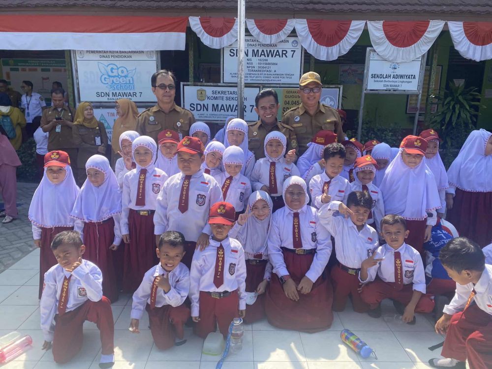 Ruang Kelas Ambruk, Siswa SDN Mawar 7 Banjarmasin Belajar di Halaman