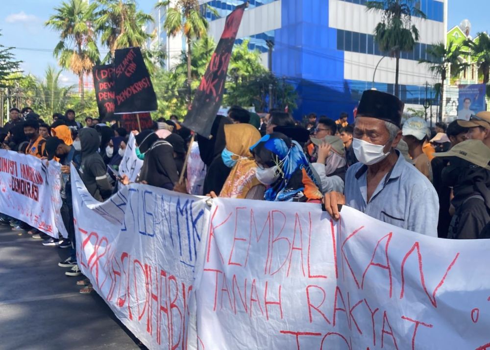 [FOTO] Mahasiswa dan Warga Makassar Unjuk Rasa Kawal Putusan