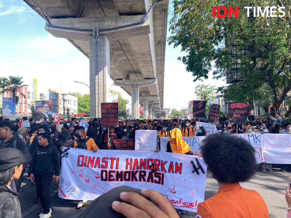 [FOTO] Mahasiswa dan Warga Makassar Unjuk Rasa Kawal Putusan MK