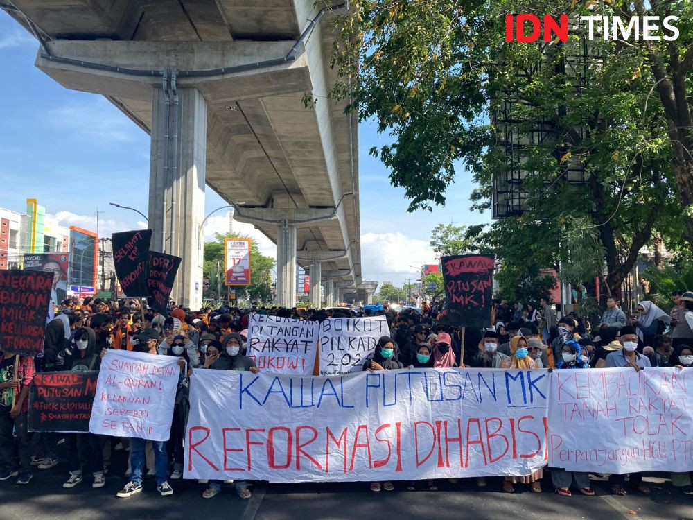 [FOTO] Mahasiswa dan Warga Makassar Unjuk Rasa Kawal Putusan MK