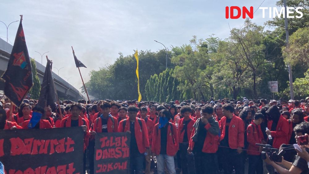 [FOTO] Mahasiswa dan Warga Makassar Unjuk Rasa Kawal Putusan MK