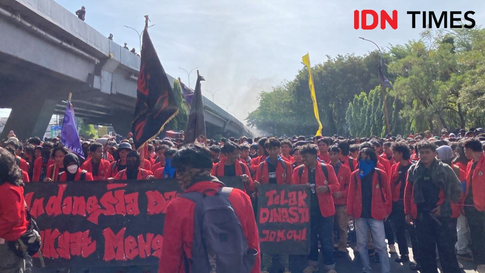 [FOTO] Mahasiswa dan Warga Makassar Unjuk Rasa Kawal Putusan MK