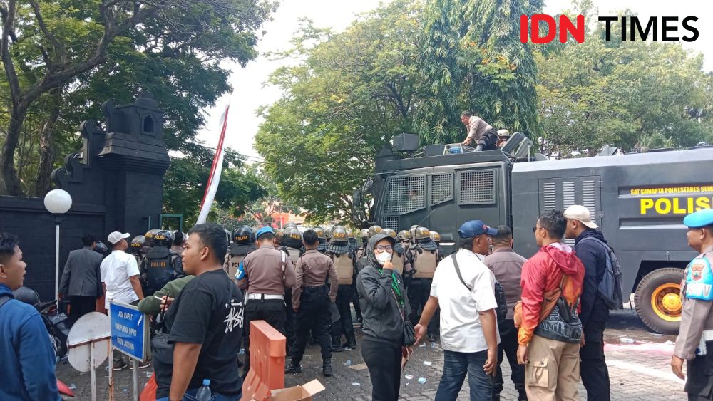 Sejumlah Mahasiswa Terluka saat Demo di DPRD Jateng, Dibawa ke RS