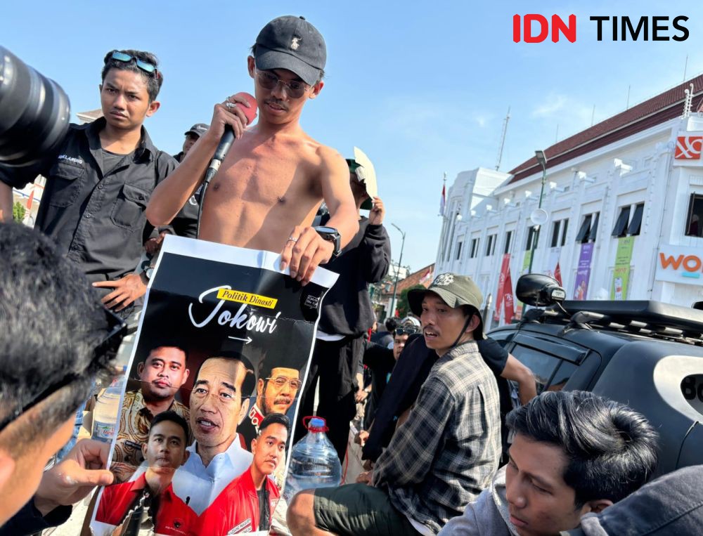 Peserta Aksi Jogja Memanggil Bakar Foto Jokowi dan Keluarga