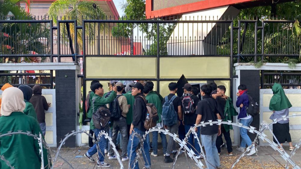 Pendemo Jebol Pintu-Tembok DPRD Sulsel, LBH: Rakyat Pemilik Kekuasaan