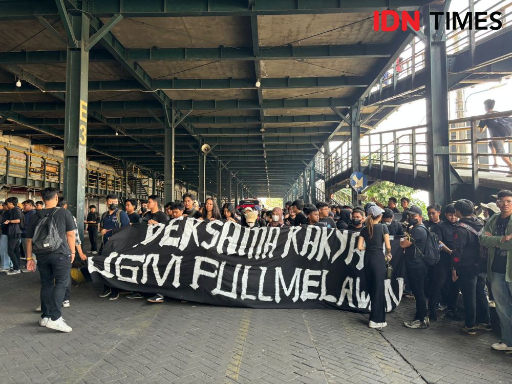 Massa Aksi Jogja Memanggil Lempar Foto Jokowi dengan Telur Mentah