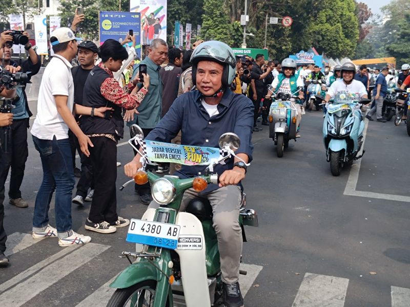 Jelang Aksi di DPRD Jabar, Pagar Roboh Dipasang Lagi dan Diikat Rantai