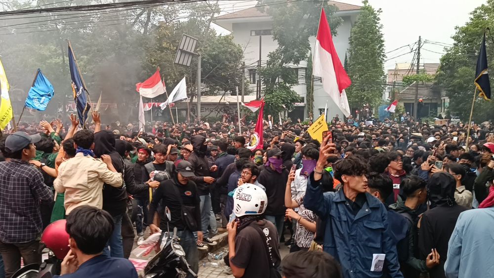 Polda Jabar Klaim Ada 20 Aparat Terluka karena Demo Kawal Putusan MK