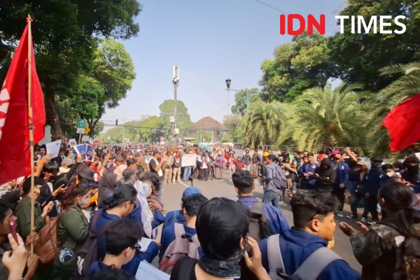Anak STM Demo KPU Bawa Bendera Parpol, Massa HMI: Turunkan!