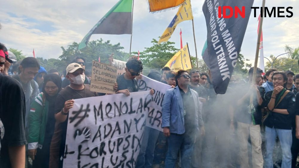 Mahasiswa Manado Demo Kawal Putusan MK, Massa Kepung DPRD Sulut