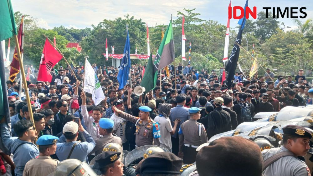 Mahasiswa Manado Demo Kawal Putusan MK, Massa Kepung DPRD Sulut