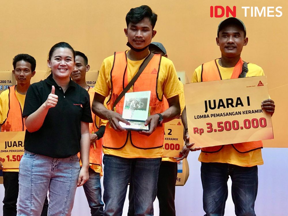 2 Tukang Bangunan Demak Juara Lomba Pemasangan Keramik di Semarang