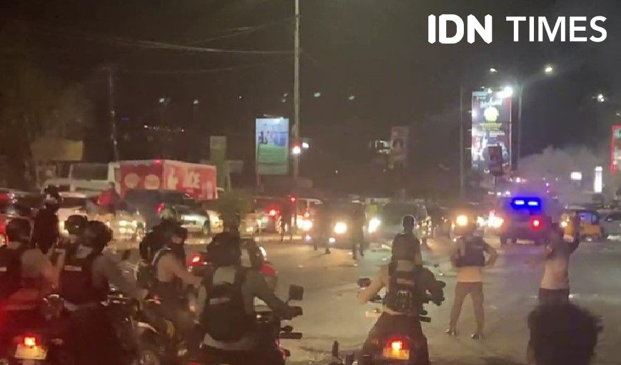 Demo Ricuh di Makassar, Polisi Tuding Geng Anarko Bakar Mobil Angkot