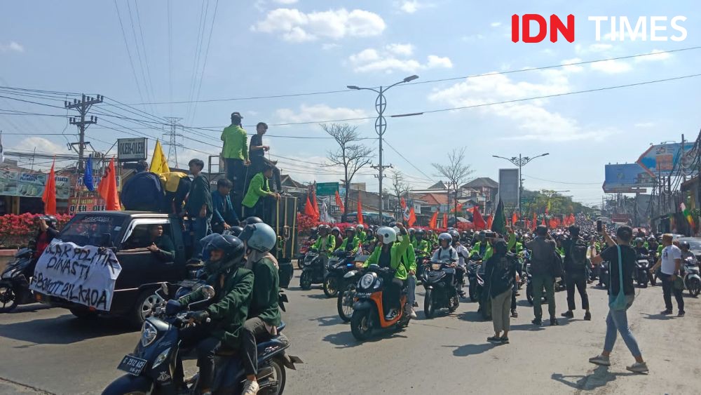 Demo Mahasiswa, Pagar Balaikota Semarang Roboh