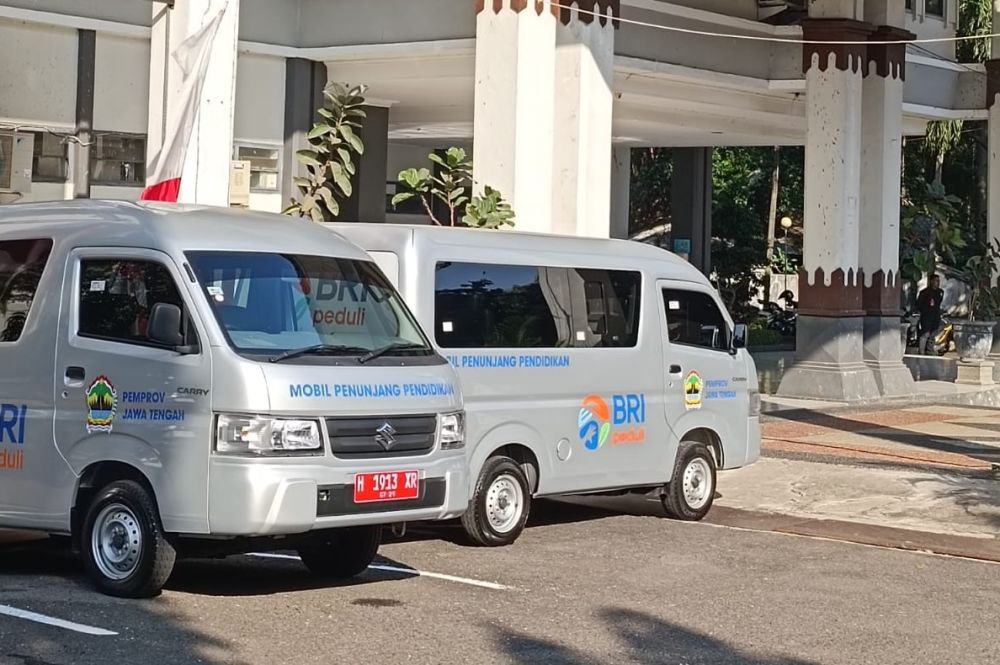 BRI BO Semarang Pattimura Berikan 2 Unit Mobil ke SMK Negeri Jateng