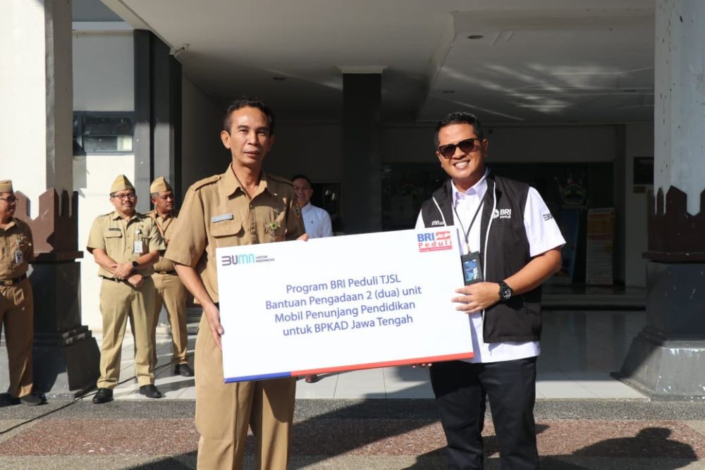 BRI BO Semarang Pattimura Berikan 2 Unit Mobil ke SMK Negeri Jateng