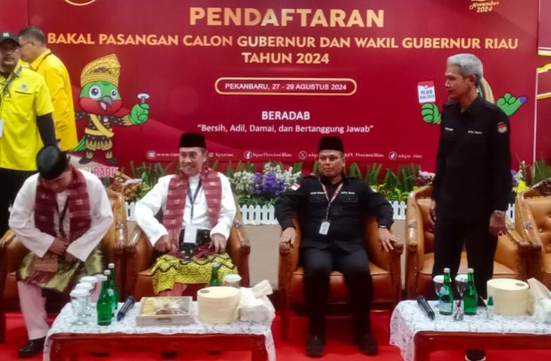 Pakai Baju Melayu ke KPU, Paslon Suwai Resmi Daftar Pilgub Riau 