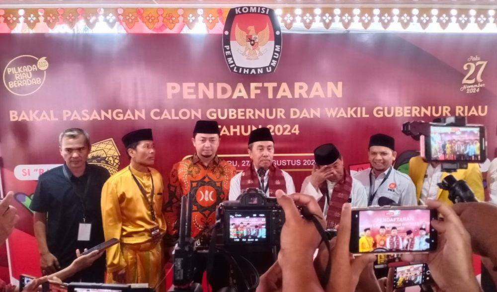 Pakai Baju Melayu ke KPU, Paslon Suwai Resmi Daftar Pilgub Riau 