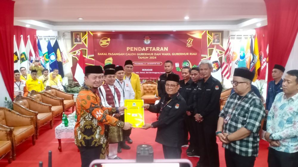 Pakai Baju Melayu ke KPU, Paslon Suwai Resmi Daftar Pilgub Riau 