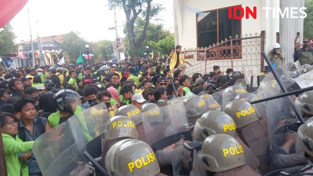 Demo Ricuh di Semarang, 33 Mahasiswa Dirawat, 27 Orang Ditangkap