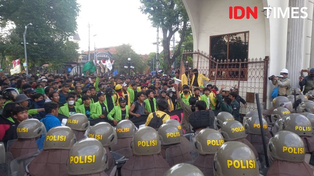 Demo Ricuh di Semarang, 33 Mahasiswa Dirawat, 27 Orang Ditangkap