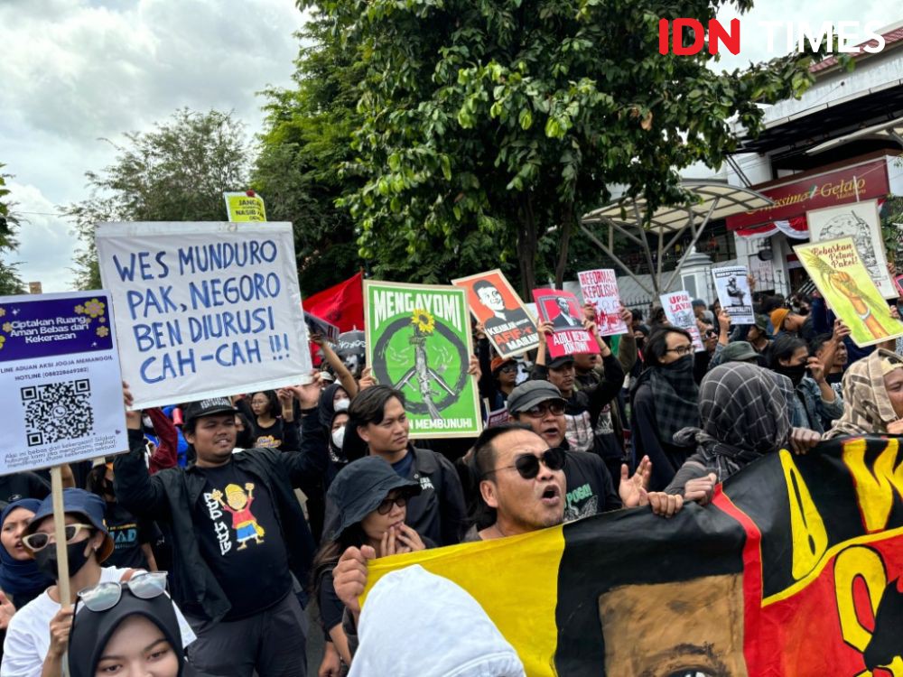 Massa Jogja Memanggil Bakar Baju Gambar Jokowi, Gembok Gedung DPRD