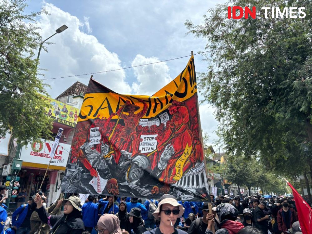 Massa Jogja Memanggil Bakar Baju Gambar Jokowi, Gembok Gedung DPRD