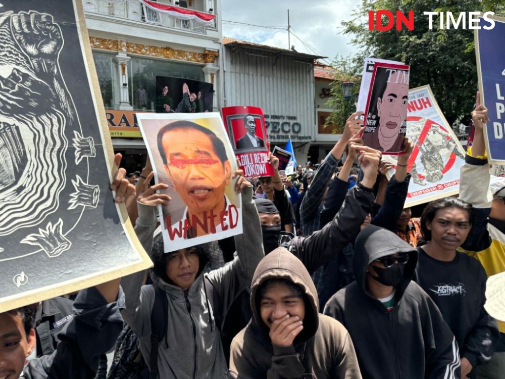 Massa Jogja Memanggil Bakar Baju Gambar Jokowi, Gembok Gedung DPRD