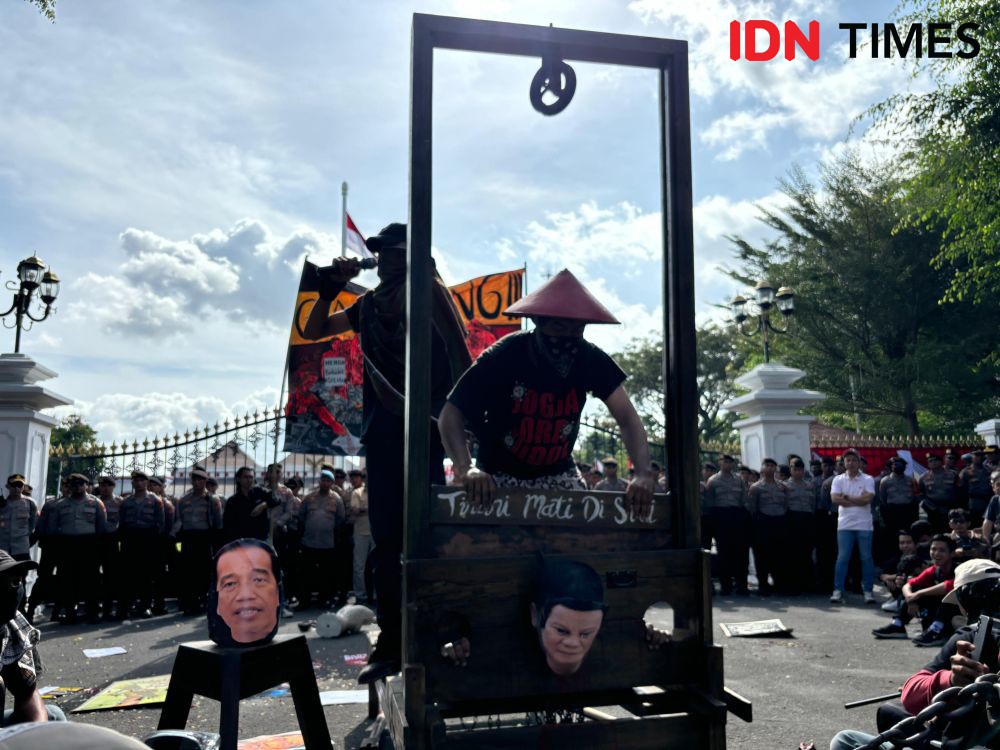 Aksi Teatrikal Jogja Memanggil Usung Guillotine di Istana Presiden