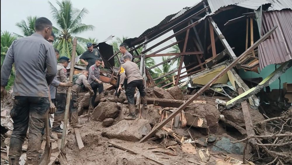 2 Korban Hilang Akibat Banjir Bandang di Ternate Ditemukan Tertimbun