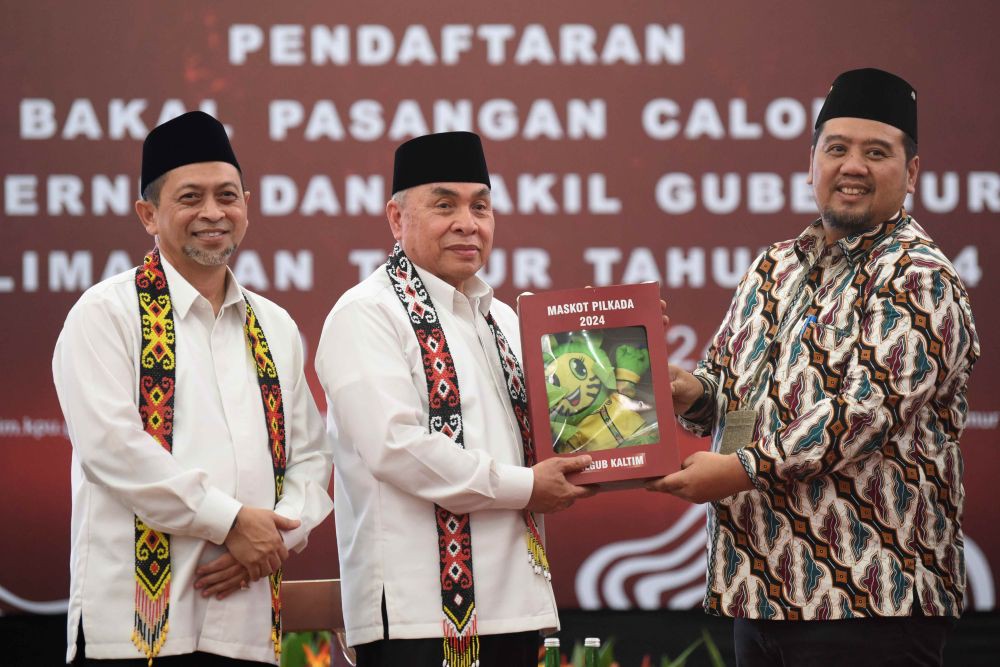 Berkacamata Hitam, Isran Noor Mendaftar Pilgub Kaltim 2024