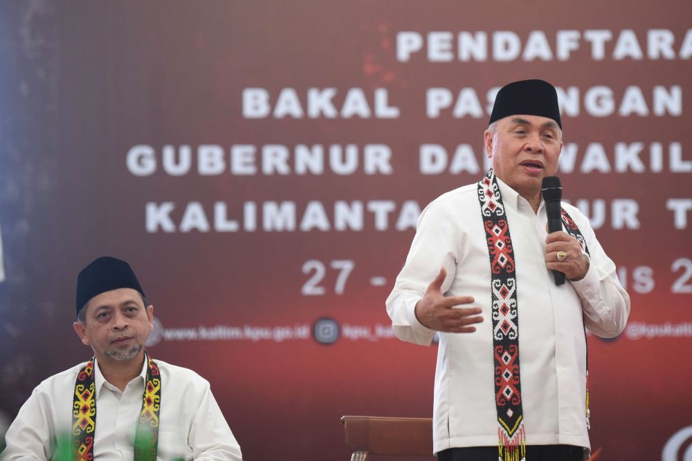 Berkacamata Hitam, Isran Noor Mendaftar Pilgub Kaltim 2024