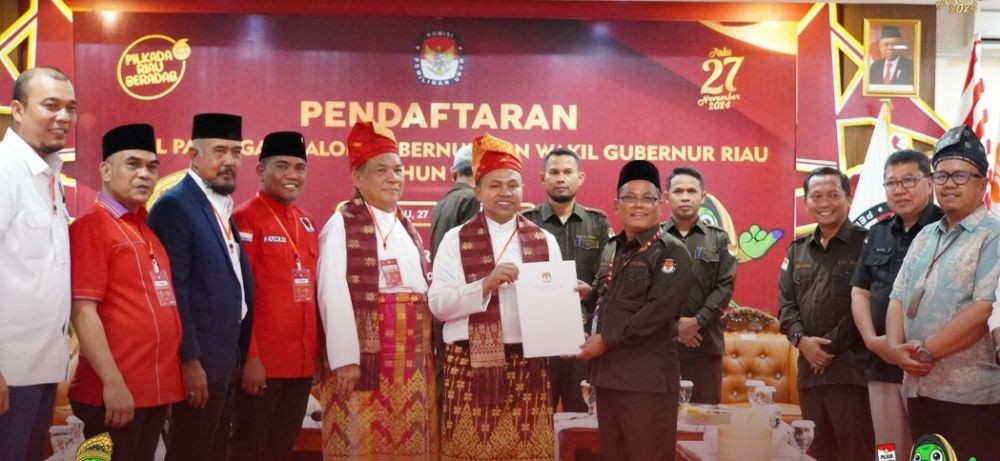 Paslon Gubernur Riau Abdul Wahid-SF Hariyanto Diantar UAS ke KPU