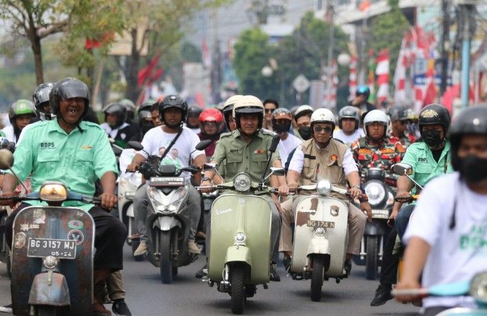 Konvoi Vespa Bentor Iringi Ratu Dewa-Prima Salam ke KPU Palembang