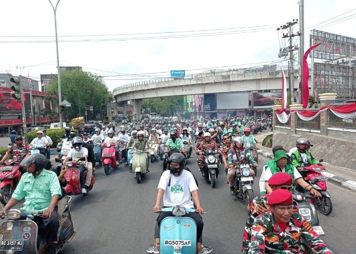 Konvoi Vespa Bentor Iringi Ratu Dewa-Prima Salam ke KPU Palembang