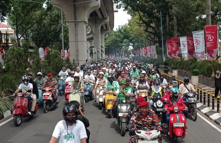 Konvoi Vespa Bentor Iringi Ratu Dewa-Prima Salam ke KPU Palembang