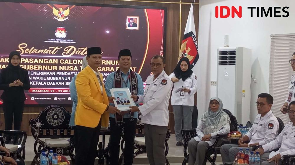 Diusung 10 Parpol, Iqbal-Dinda Jalan Kaki 1,7 Km Daftar ke KPU NTB